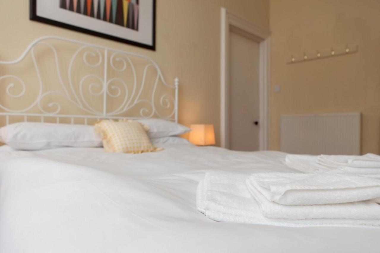 Amazing 4 Bedroom Just Off The Meadows Appartement *