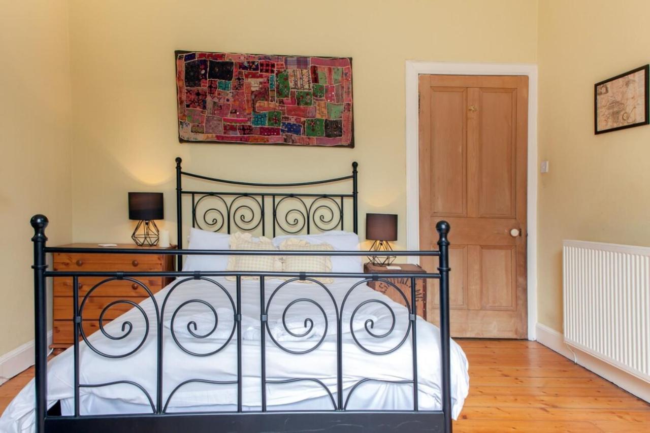 Amazing 4 Bedroom Just Off The Meadows Appartement